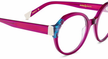 Das Bild zeigt die Korrektionsbrille HORUS FUBL von der Marke Etnia Barcelona in pink.